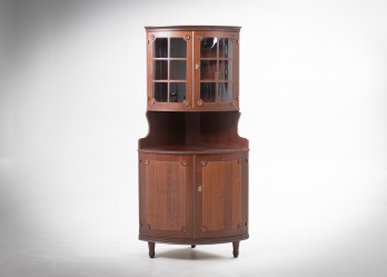 Старинный угловой шкаф-витрина с резным декором в виде розеток код. RM4165700