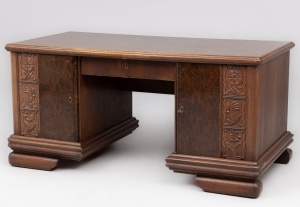 картинка Старинный дубовый письменный стол салоне старинных вещей "Шебби" являющийся официальным дистрибьютором в России и Беларуси