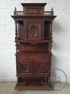 картинка Антикварный буфет с антропоморфной резьбой салоне старинных вещей "Шебби" являющийся официальным дистрибьютором в России и Беларуси