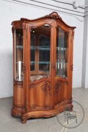 Антикварная витрина из ореха с гнутыми стеклами код. BE106996