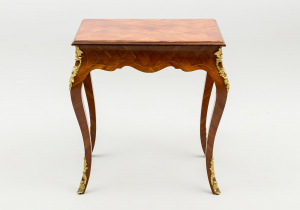 картинка Антикварный столик салоне старинных вещей "Шебби" являющийся официальным дистрибьютором в России и Беларуси