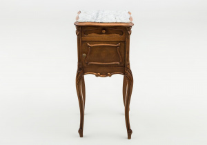 картинка Антикварная прикроватная тумбочка салоне старинных вещей "Шебби" являющийся официальным дистрибьютором в России и Беларуси