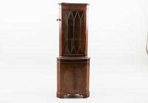 картинка Старинный угловой посудный шкаф салоне старинных вещей "Шебби" являющийся официальным дистрибьютором в России и Беларуси