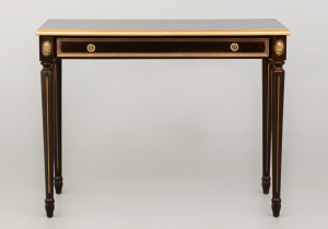 картинка Старинный консольный столик салоне старинных вещей "Шебби" являющийся официальным дистрибьютором в России и Беларуси