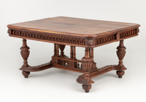 картинка Антикварный стол салоне старинных вещей "Шебби" являющийся официальным дистрибьютором в России и Беларуси