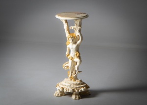 картинка Антикварная подставка с изображением путти из дерева с ониксом салоне старинных вещей "Шебби" являющийся официальным дистрибьютором в России и Беларуси