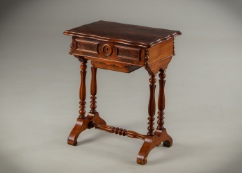 Антикварный швейный стол с откидной крышкой на высоких точеных ножках код. RM4158797