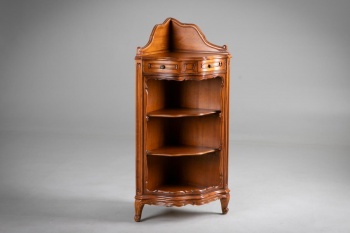 Старинная угловая открытая витрина из бука код.&nbsp;RM4165632