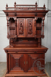 Антикварный буфет с рельефом, изображающим женскую и мужскую фигуры код. BE106980