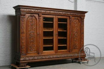 Антикварный книжный шкаф на массивных опорах в форме львиных лап код. BE4097755