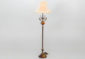 картинка Старинный латунный торшер, украшенный деревянными декоративными вставками салоне старинных вещей "Шебби" являющийся официальным дистрибьютором в России и Беларуси