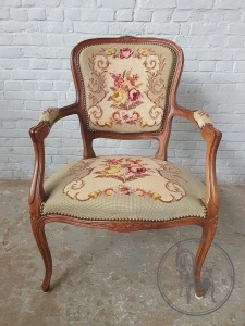 картинка Антикварное кресло с шерстяной обивкой с букетом роз салоне старинных вещей "Шебби" являющийся официальным дистрибьютором в России и Беларуси