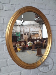 картинка Старинное настенное зеркало в стиле рококо салоне старинных вещей "Шебби" являющийся официальным дистрибьютором в России и Беларуси