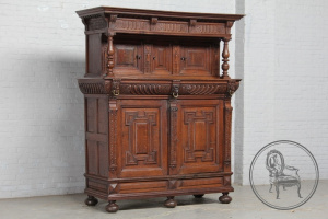 картинка Антикварный буфет салоне старинных вещей "Шебби" являющийся официальным дистрибьютором в России и Беларуси