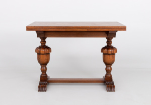 картинка Старинный столик салоне старинных вещей "Шебби" являющийся официальным дистрибьютором в России и Беларуси