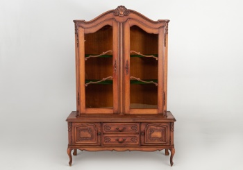 Старинная резная витрина на рокайльных ножках код. RM4099317