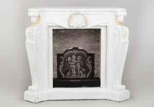 картинка Старинный каминный портал салоне старинных вещей "Шебби" являющийся официальным дистрибьютором в России и Беларуси