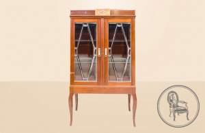 картинка Старинная витрина салоне старинных вещей "Шебби" являющийся официальным дистрибьютором в России и Беларуси