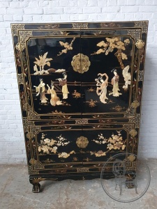 картинка Старинный комод в ориентальном стиле с росписью салоне старинных вещей "Шебби" являющийся официальным дистрибьютором в России и Беларуси