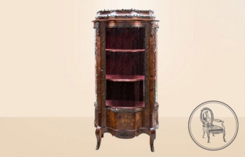Антикварная витрина из ореха, инкрустированная в технике маркетри и декорированная бронзовыми лентами и цветами код. VS1374