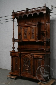 картинка Антикварный буфет с резными филенками салоне старинных вещей "Шебби" являющийся официальным дистрибьютором в России и Беларуси