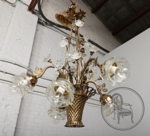 картинка Антикварная люстра из бронзы и стекла в виде корзины с цветами салоне старинных вещей "Шебби" являющийся официальным дистрибьютором в России и Беларуси