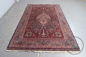 картинка Антикварный шерстяной ковер салоне старинных вещей "Шебби" являющийся официальным дистрибьютором в России и Беларуси