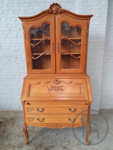картинка Старинный посудный шкаф из дуба с флористической резьбой салоне старинных вещей "Шебби" являющийся официальным дистрибьютором в России и Беларуси