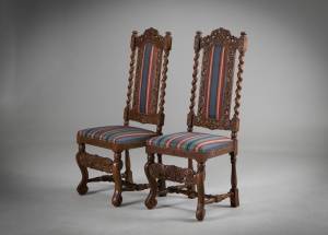 картинка Антикварные дубовые стулья (2 шт.) с резным каркасом салоне старинных вещей "Шебби" являющийся официальным дистрибьютором в России и Беларуси