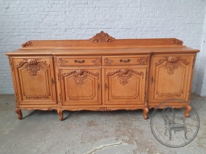 картинка Антикварный дубовый комод с резной короной салоне старинных вещей "Шебби" являющийся официальным дистрибьютором в России и Беларуси