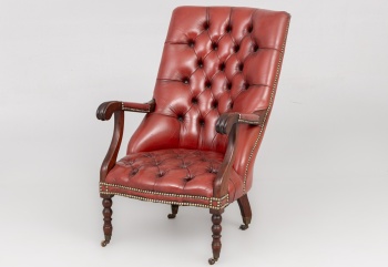 Старинное кресло из красного дерева с каретной обивкой код. RM4100476