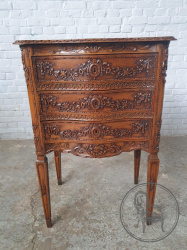 Антикварный дубовый комод с резьбой в виде цветов и лент код. BE3259582