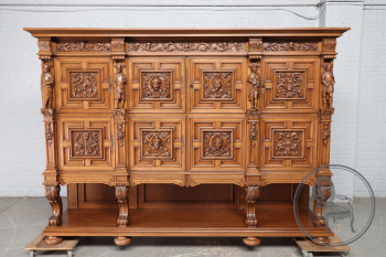 Антикварный шкаф с объемными изображениями мужских фигур код. BE107939