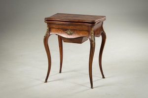 картинка Антикварный игровой столик с бронзовой отделкой салоне старинных вещей "Шебби" являющийся официальным дистрибьютором в России и Беларуси