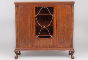 картинка Старинный шкаф с фигурными ножками салоне старинных вещей "Шебби" являющийся официальным дистрибьютором в России и Беларуси