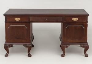 картинка Старинный письменный стол салоне старинных вещей "Шебби" являющийся официальным дистрибьютором в России и Беларуси