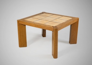 картинка Старинный столик со вставками из терракотовых платок салоне старинных вещей "Шебби" являющийся официальным дистрибьютором в России и Беларуси