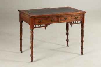 Антикварный письменный стол со столешницей, отделанной кожей код. RM4101691