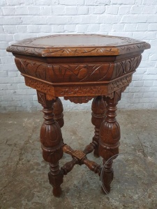 картинка Антикварный дубовый столик с резным подстольем салоне старинных вещей "Шебби" являющийся официальным дистрибьютором в России и Беларуси