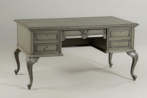 картинка Старинный письменный стол с изящной узорчатой резьбой салоне старинных вещей "Шебби" являющийся официальным дистрибьютором в России и Беларуси