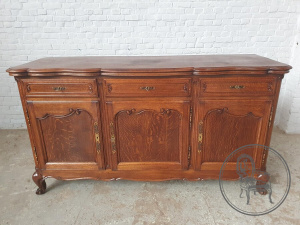 картинка Антикварный комод с вензельной резьбой салоне старинных вещей "Шебби" являющийся официальным дистрибьютором в России и Беларуси