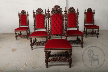 Антикварное кресло в охотничьем стиле со сквозной тематической резьбой, фигурными опорами и шпилями код. BE4096754