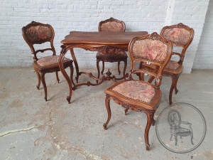картинка Антикварный ореховый стол и 4 стула в стиле Людовика XV салоне старинных вещей "Шебби" являющийся официальным дистрибьютором в России и Беларуси