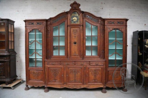 картинка Антикварный посудный шкаф в льежском стиле с часами салоне старинных вещей "Шебби" являющийся официальным дистрибьютором в России и Беларуси