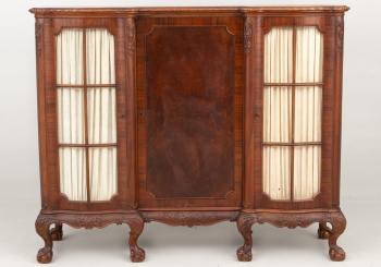 Антикварный посудный шкаф с ножками в виде лап грифона код. RM4099925