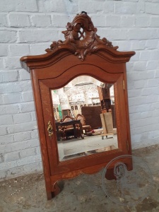 картинка Антикварная полка с зеркальной филенкой салоне старинных вещей "Шебби" являющийся официальным дистрибьютором в России и Беларуси