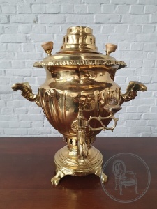 картинка Антикварный латунный самовар салоне старинных вещей "Шебби" являющийся официальным дистрибьютором в России и Беларуси