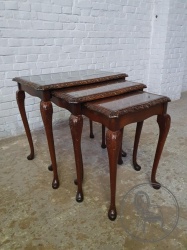 Набор старинный столиков из красного дерева на изящных ножках код. BE4116716