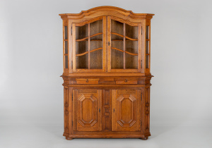 картинка Старинный посудный шкаф салоне старинных вещей "Шебби" являющийся официальным дистрибьютором в России и Беларуси