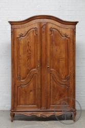Антикварный шкаф с орнаментальной резьбой и латунными элементами код. BE3259567
